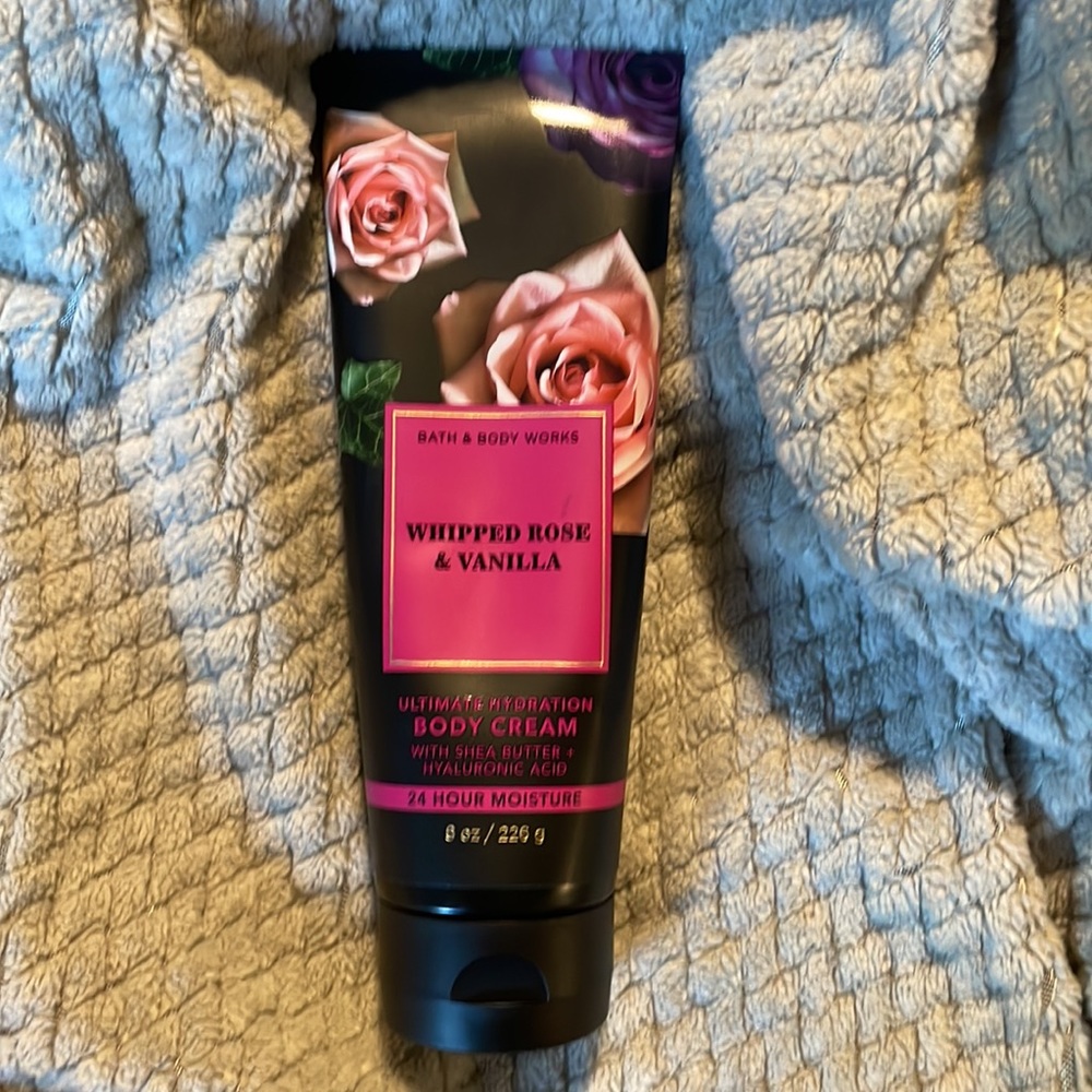 Bath & Body Works / Whipped Rose & Vanilla /